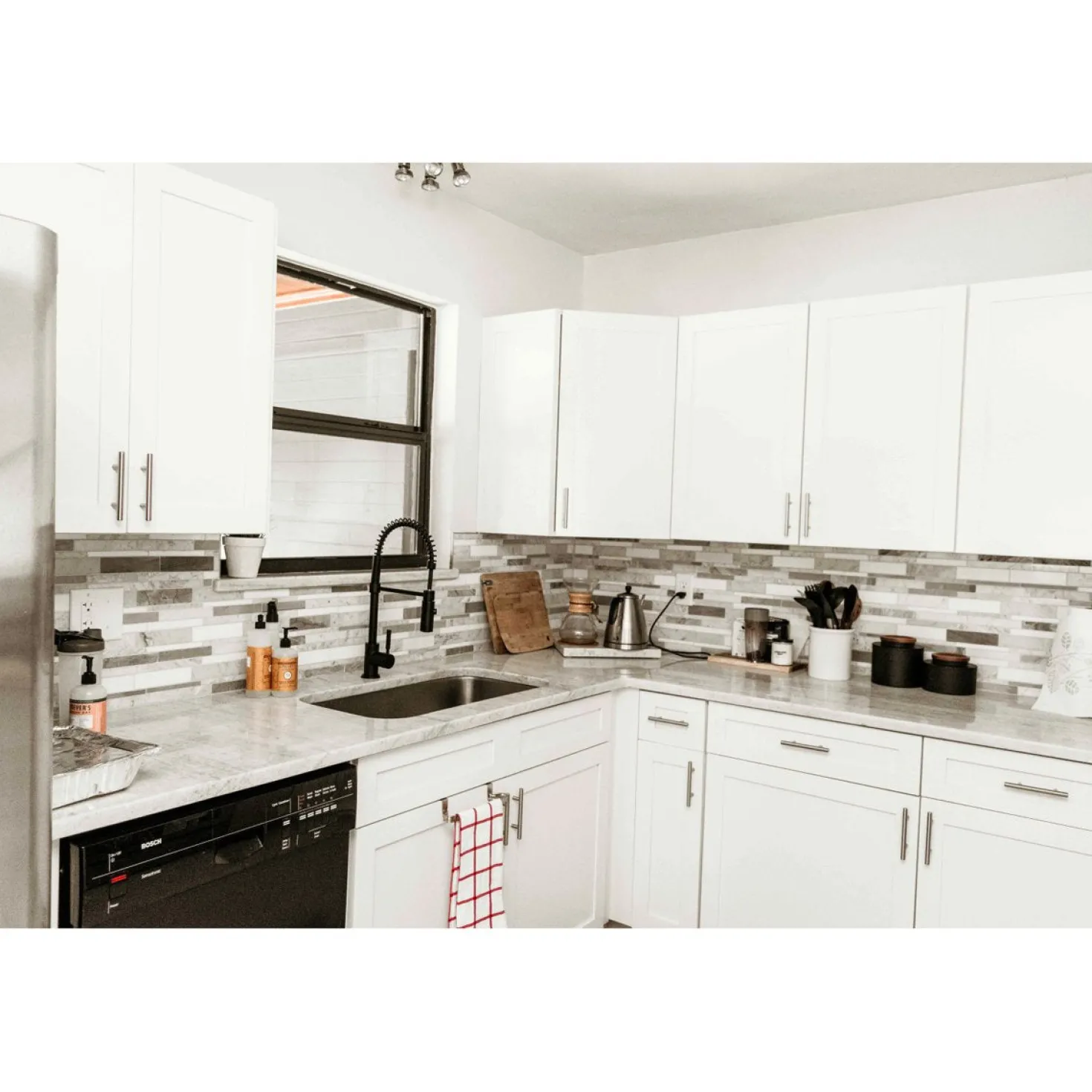 Kingston Brass Gourmetier Kaiser Deck Mount Single-Handle Pull-Down Kitchen Faucet