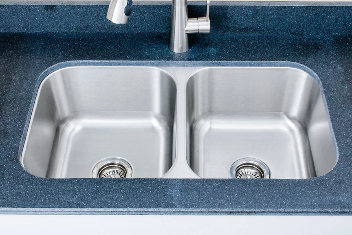 Wells Sinkware 33" 16-Gauge Undermount 50/50 Double Bowl Stainless Steel Kitchen Sink with Grid Rack and Basket Strainer
